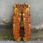 tranh gỗ câu đối cha mẹ lá chuối dát vàng