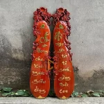 tranh gỗ về cha mẹ dáng bầu dát vàng
