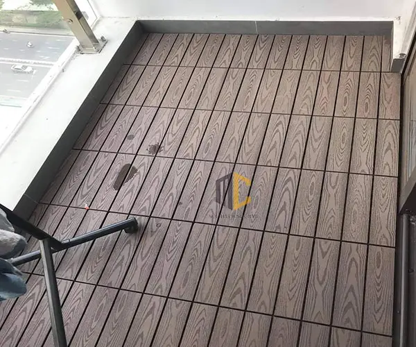 vỉ nhựa giả gỗ ban công hoàn thiện