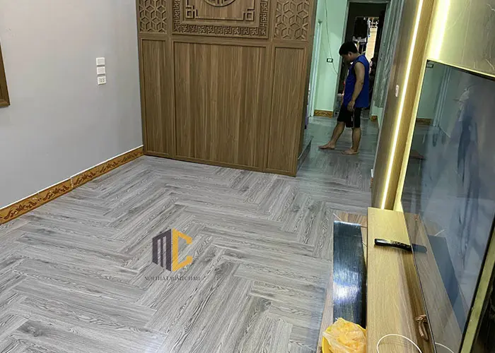 dán sàn nhựa giả gỗ tự dán kiểu xương cá