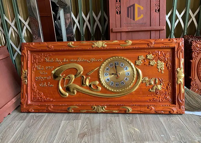 tranh gỗ đồng hồ chữ phúc treo phòng khách