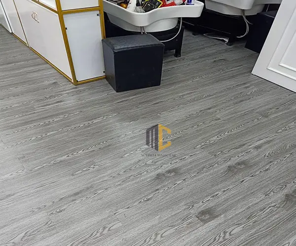 sàn nhựa giả gỗ màu ghi hoàn thiện