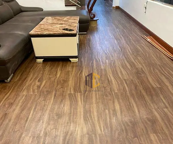 tấm dán nền nhà giả gỗ hoàn thiện