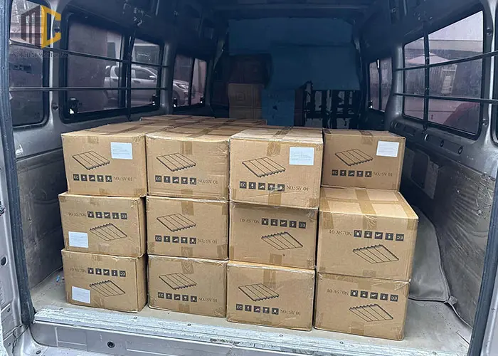 cửa hàng bán sàn gỗ ban công chung cư