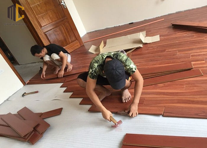làm sàn gỗ có cần lát gạch không