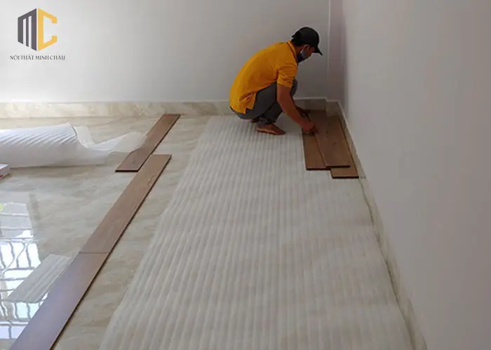lát gạch trước khi lắp sàn gỗ