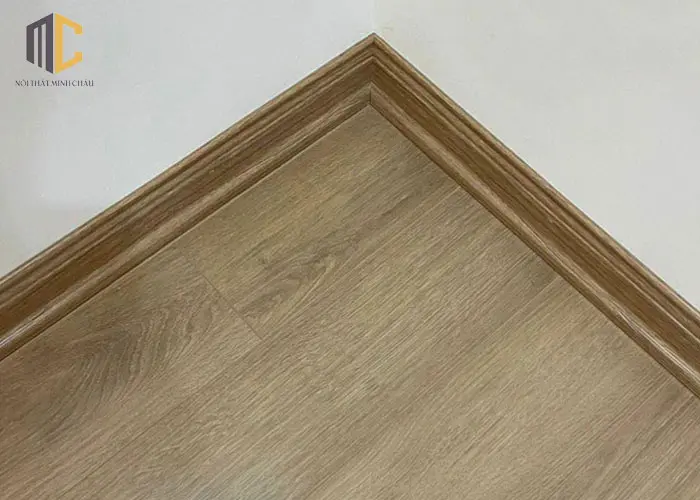 phào chân tường sàn gỗ