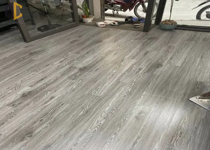 hoàn thiện dán sàn nhựa giả gỗ so le