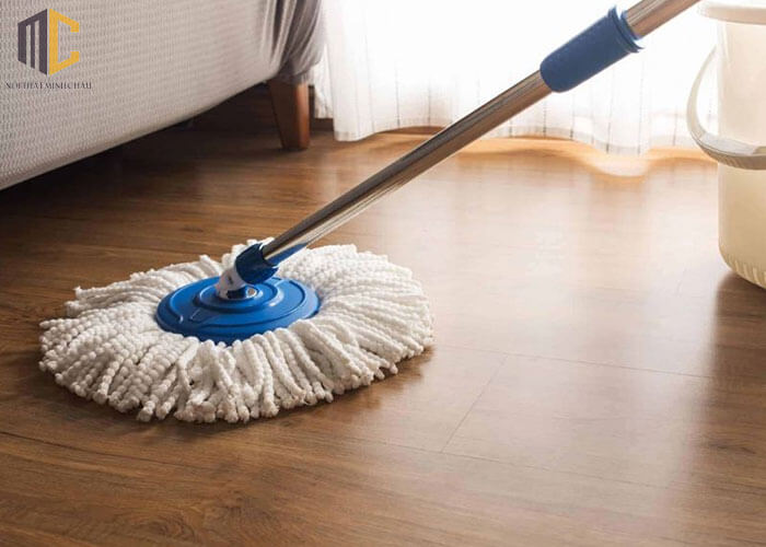 sàn gỗ công nghiệp có lau nước được không