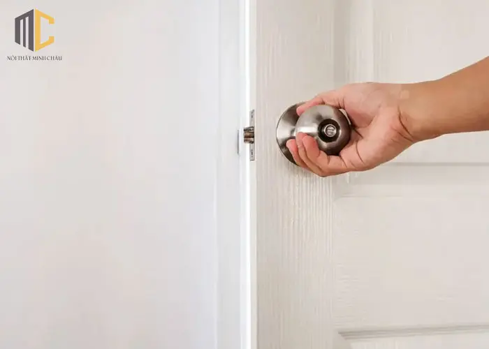 bật điều hòa có nên đóng kín cửa phòng không