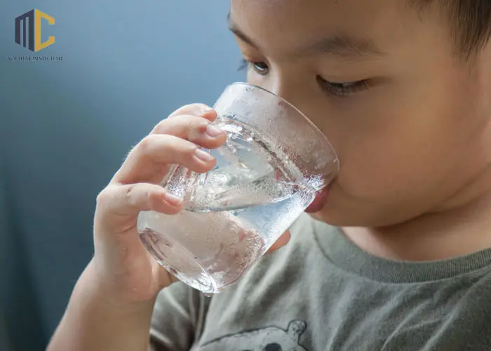 trẻ em uống nước đá có tốt không